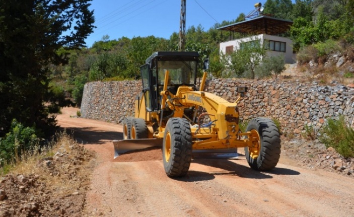 Alanya Mahmutseydi’de alt yapısı biten yola asfalt