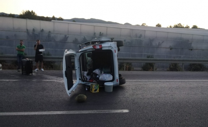 Alanya’da lastiği patlayan otomobil yan yattı