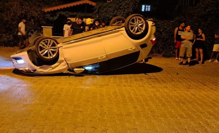 Alanya’da park halindeki otomobile çarpan araç takla attı