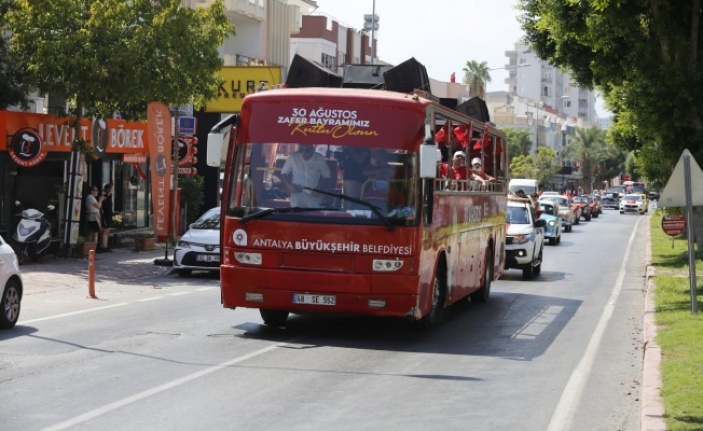 Caddelerde mobil kortej coşkusu