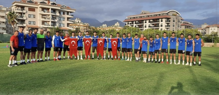 Kestelspor’dan bayraklı kutlama