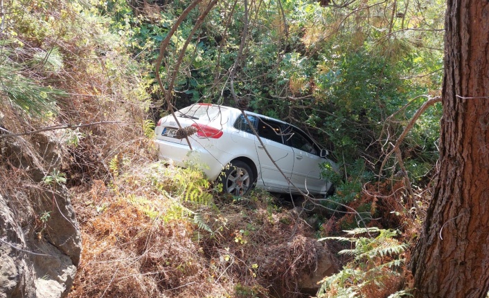 Alanya'da otomobil ormanlık alana uçtu: 1 yaralı