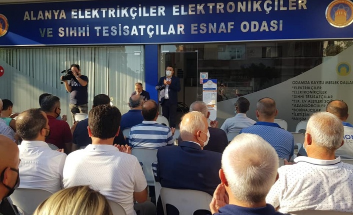 Alanya Elektrikçiler Odası aşure dağıttı