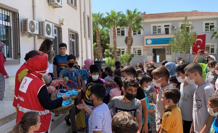 Alanya Kızılay öğrencilere eğitimin ilk gününde destek oldu