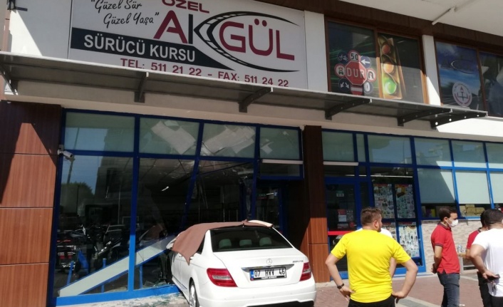 Alanya’da lüks araç zincir markete girdi!