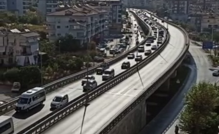 Alanya’da okulların açılmasıyla trafik yoğunlaştı