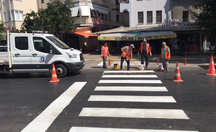 Alanya’da yaya geçitleri boyanıyor