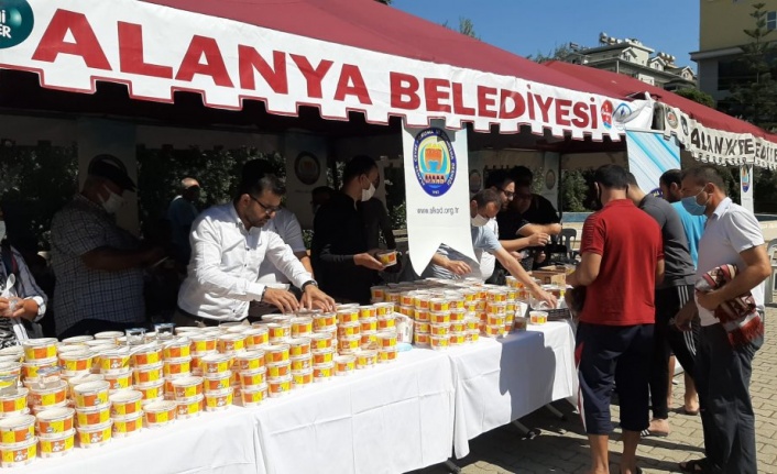 ALKOD şehitlerimiz için aşure dağıttı