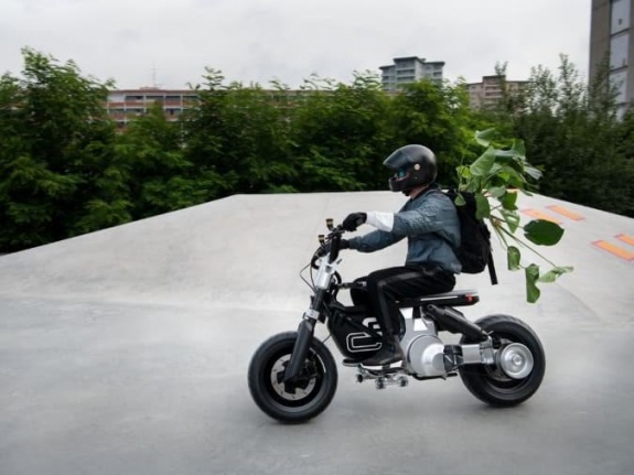 BMW, bisiklet ile motosikleti birleştiren yeni elektrikli aracını tanıttı