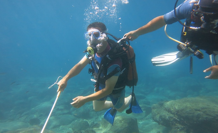 Alanya’da görme engelliler suyun altında bastonla yürüdü