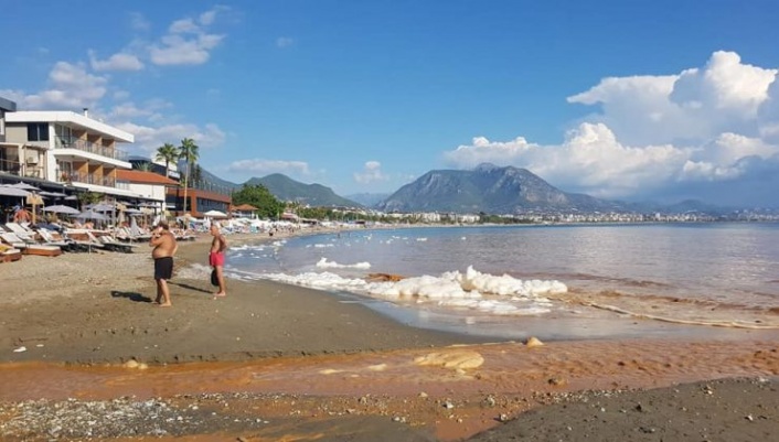 Alanya’da denizin çamurlu hali çıldırttı!