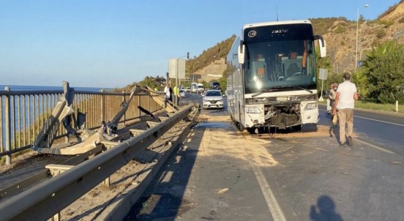 Alanya’da kontrolden çıkan otobüs bariyerleri çarptı!