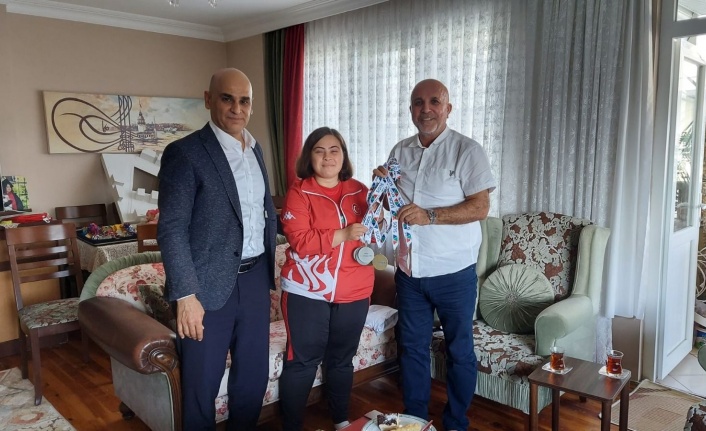 Çavuşoğlu, başarıları ile Alanya'yı gururlandıran Dilara'yı ziyaret etti