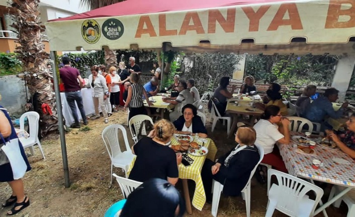 ÇYDD’den Alanya’daki öğrenciler yararına kahvaltı
