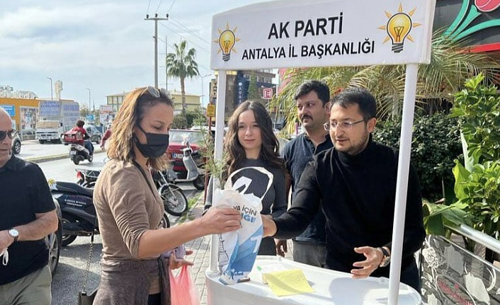 Alanya AK Gençlik üye çalışması ve fidan dağıtımı yaptı