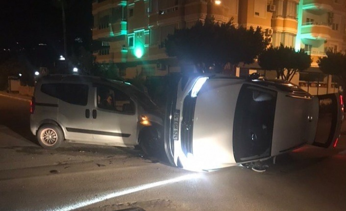 Alanya'da kaza! Araç yan döndü