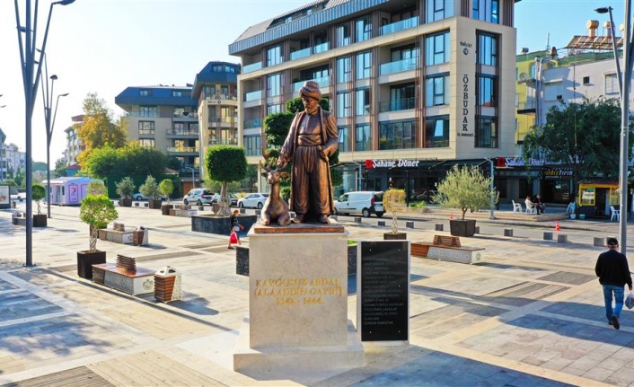 Alanya'da Kaygusuz Abdal heykeli Hacet meydanına yerleştirildi