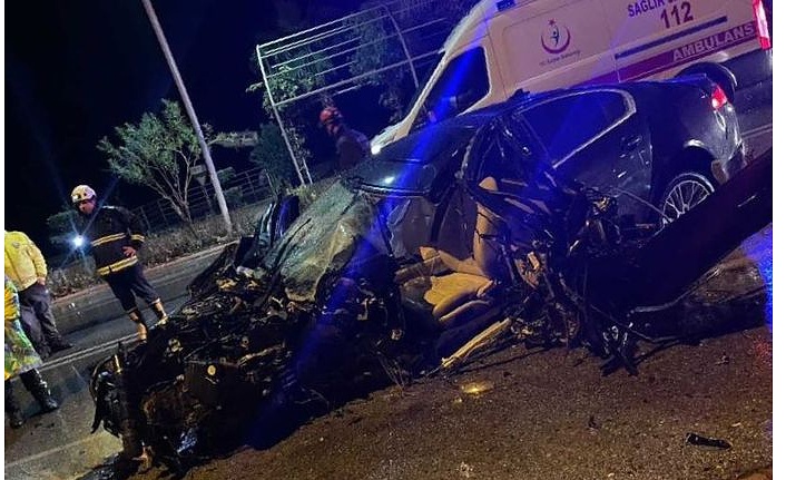 Alanya’da feci kaza! 2 otomobil kafa kafaya çarpıştı