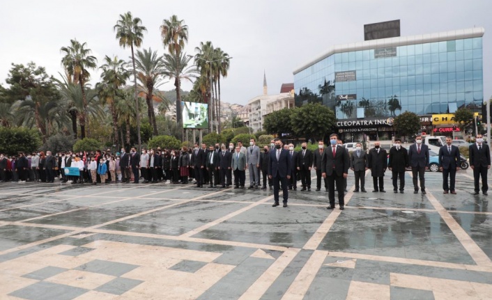 Alanya’da 24 Kasım’a sağanak yağış altında kutlama