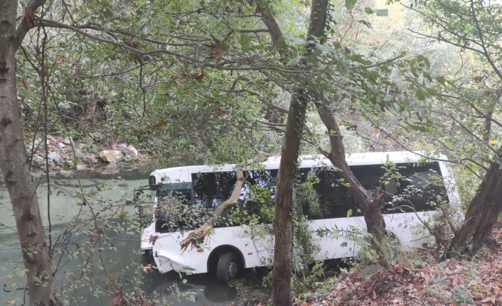 Alanya’da halk otobüsü şarampole düştü: 2 yaralı