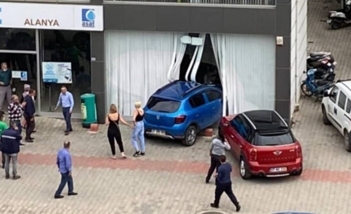 Alanya’da otomobil ASAT binasına daldı!