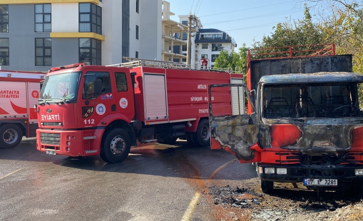 Alanya’da park halindeki kamyonet yandı