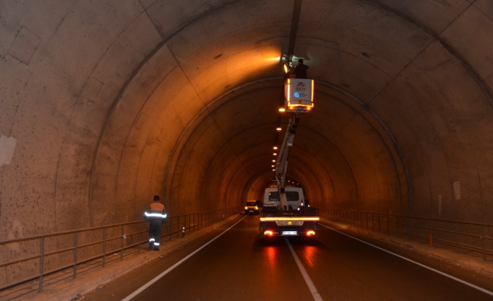 Dimçayı Tüneli’ndeki aydınlatmaya bakım onarım yapıldı