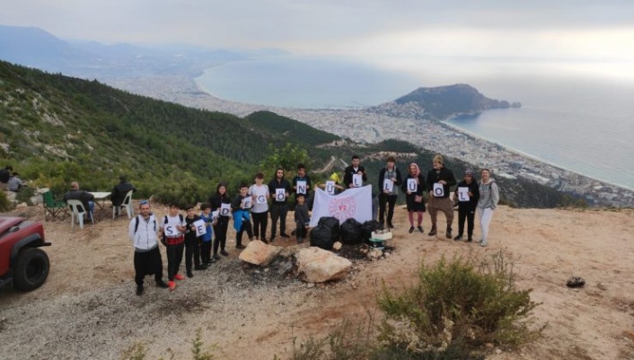 Şampiyon bisikletçiler Alanya’da doğayı temizledi