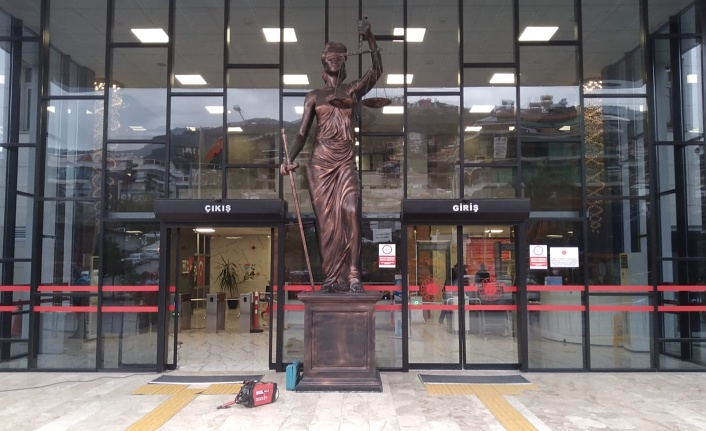 Alanya Adliyesinde adalet heykelinin yeri değişti!