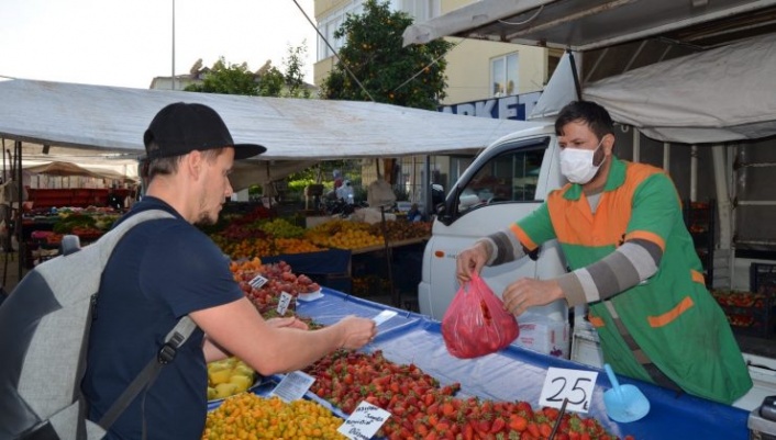 Alanya’da aşılama faaliyetlerine bir destek de pazar esnafından