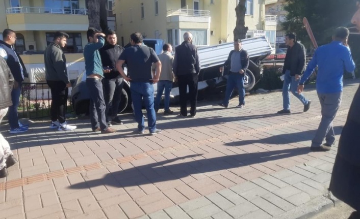Alanya’da tomruk yüklü kamyon kaza yaptı: 2 yaralı