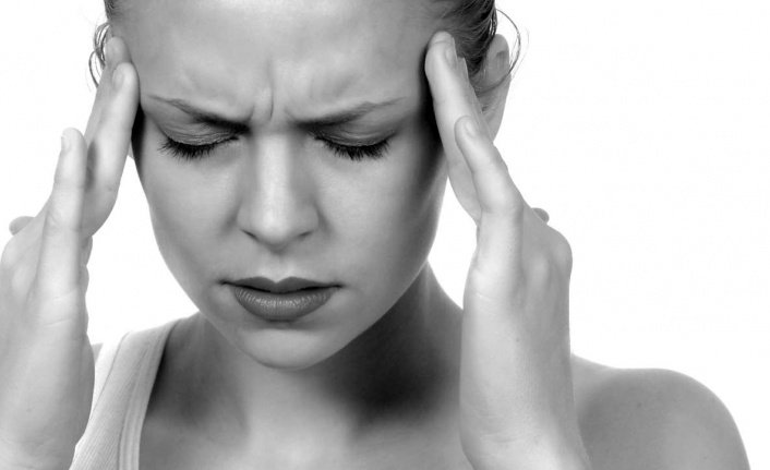 Baş ağrısı geçmek bilmiyorsa bu hastalığın belirtisi olabilir!