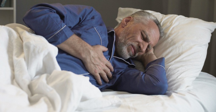 Gece uyandıran göğüs ağrısı neden olur?