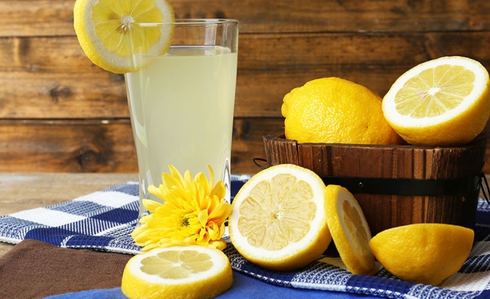 Limonlu su ile vücudunuzu temizleyin
