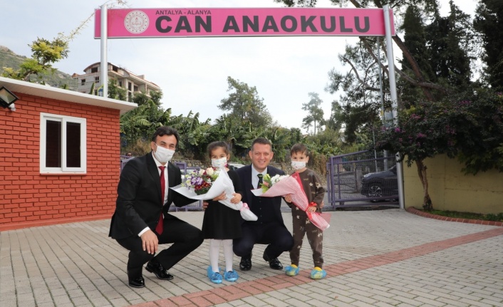 Minikler Kaymakam Ürkmezer'i sevinçle karşıladı