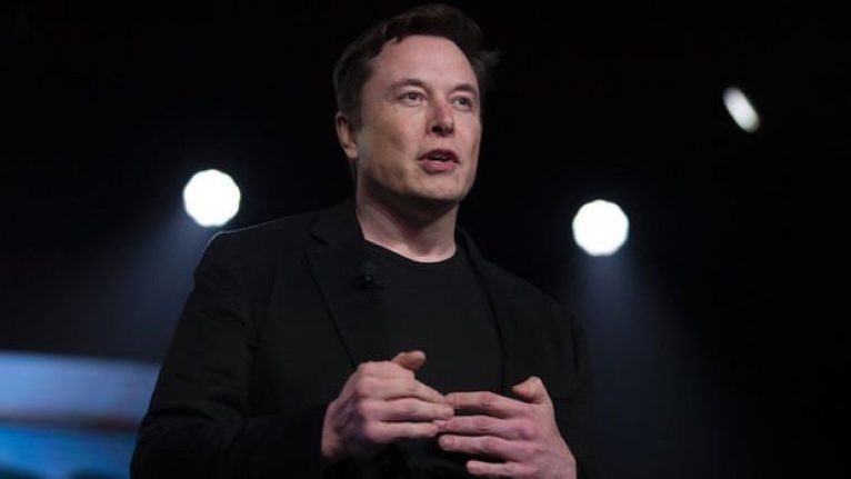 Musk Tesla hissesi satmaya devam ediyor