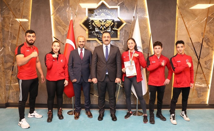Rektör Kalan'dan bilek güreşi takımına tebrik