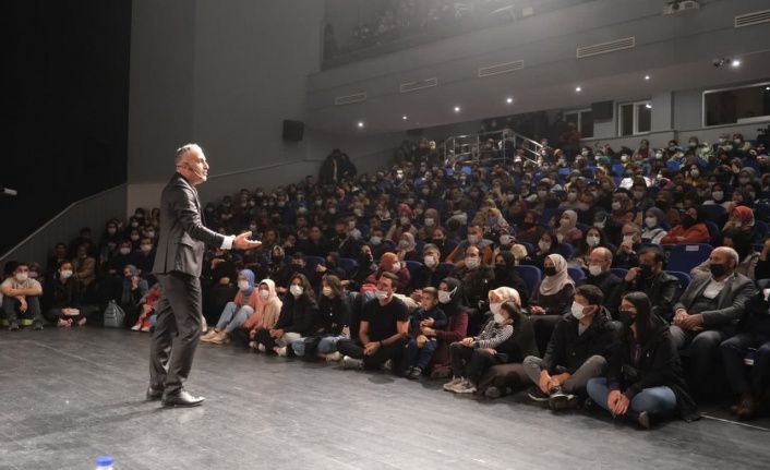 Yazar Bekir Develi’ye Alanya’da yoğun ilgi