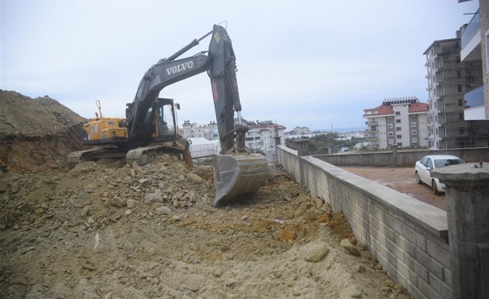 Alanya Belediyesi’nin yol açma çalışmaları devam ediyor
