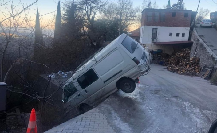 Alanya'da buzdan kayan araç asılı kaldı