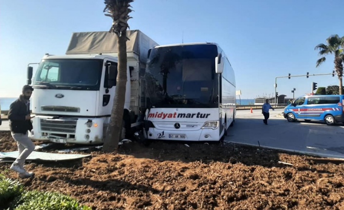 Alanya'da kavşağa kontrolsüz giren otobüsle kamyon çarpıştı!