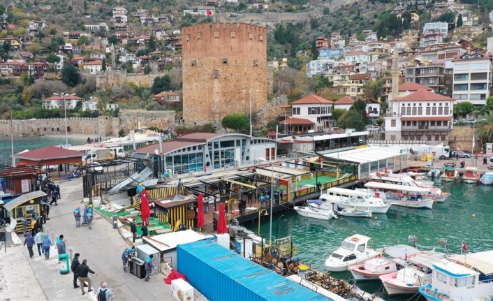 Alanya İskelesi’ndeki kaçak yapılar yıkılıyor