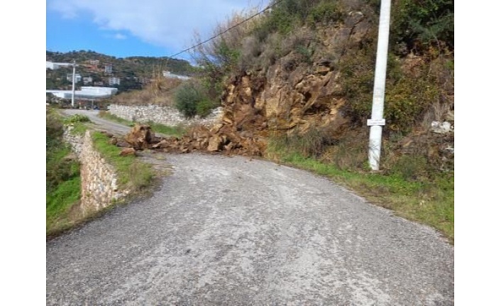 Alanya’da heyelan nedeniyle yol kapandı!