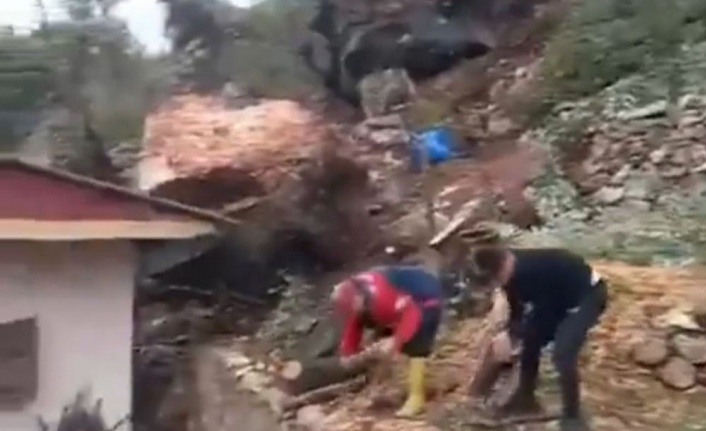 Alanya’da sağanak ile kopan kaya parçası eve düştü!