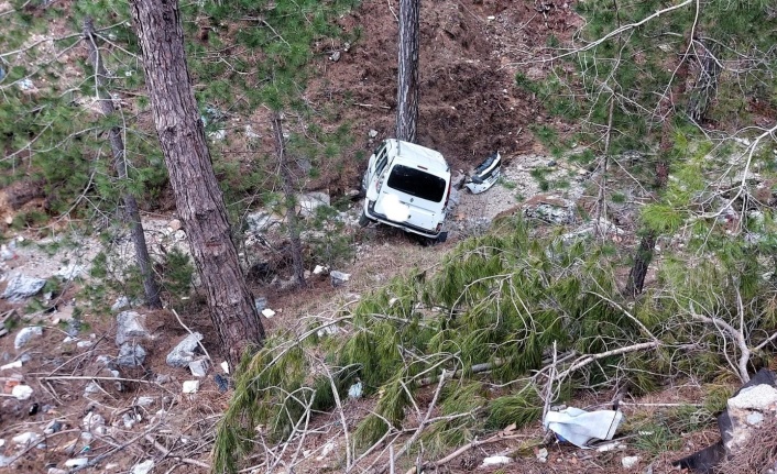 Alanya’da hafif ticari araç uçuruma yuvarlandı!