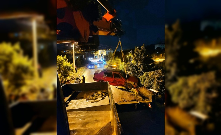 Alanya’da otomobiller bahçeye uçtu: 2 yaralı!