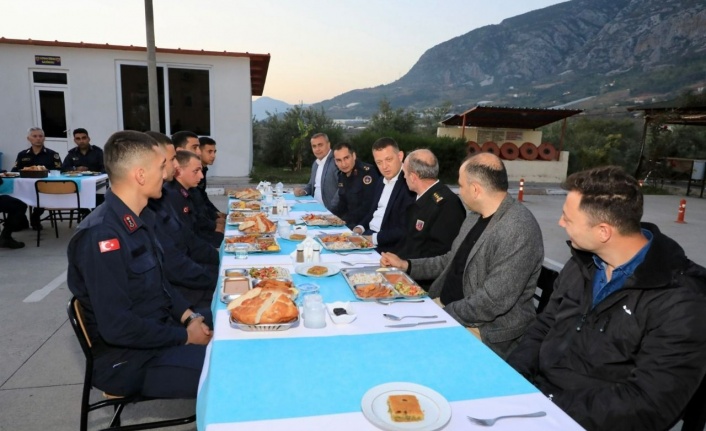 Kaymakam Alanya’da vatani görevini yapan Mehmetçikle iftar yaptı