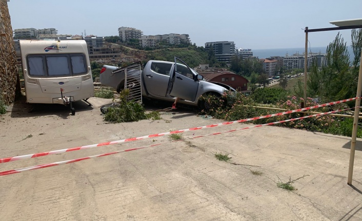 Alanya’da kamyonet bahçeye uçtu: 2 yaralı