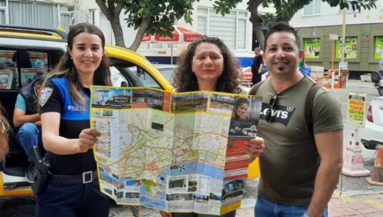 Alanya’da polis turistlere rehber oluyor