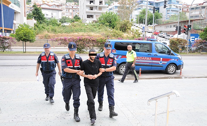 Alanya’da Cezayirli şahıs misafirliğe gittiği Filistinliyi soydu